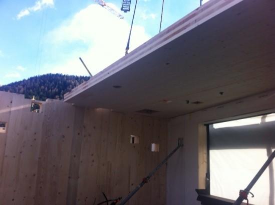 Der vorgefertigte Holz-Beton-Verbund Um die Bauzeit möglichst kurz zu halten, und den durch das Wetter