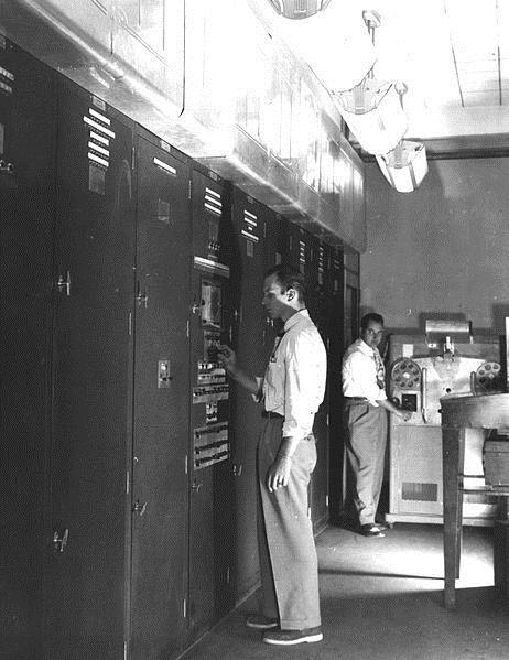 EDVAC (Electronic. Computer) First Draft of a Report on the EDVAC by John von Neumann, June 30, 1945 EDVAC, fertiggestellt in 1951 Stored program Speicher, 5.5 kilobytes multiplication time 2.
