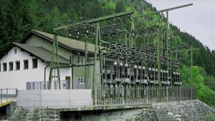 Abbildung 12: Umspannwerk in der Hochspannung für ein Wasserkraftwerk Links: vor Renovierung: Luftisolierte Schaltanlage (AIS).