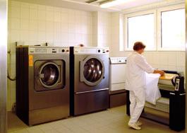 Wäscherei Zur Pflege Ihrer persönlichen Kleidung steht Ihnen unsere hauseigene Wäscherei zur Verfügung.