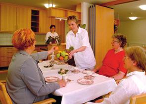 Die Mahlzeiten werden in den Gemeinschaftsräumen der Wohnbereiche serviert, können jedoch auch im Zimmer