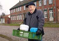 38 :: Bürgergesellschaft Mit dem Geld aus dem Neulandgewinner-Programm wurde die Kitaküche renoviert und die Kita gerettet > Günther Krüger liefert Essen aus der Kitaküche an Senioren im Dorf aus