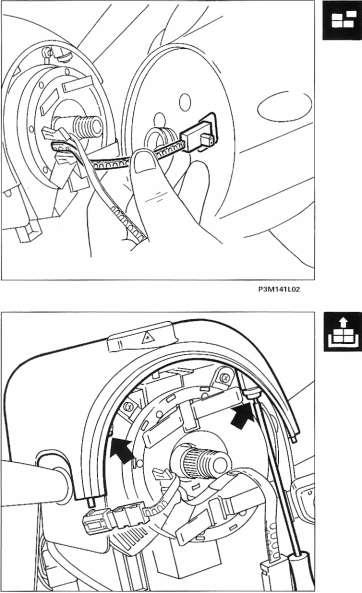 - Aus dem Schlitz in der Lenkradnabe das Stromversorgungskabel vom Airbag mit dem weißen, 2poligen Stecker vorsichtig herausziehen.
