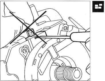 - Die Lasche lösen und den Stecker vom Kabel mit der gelben Hülle abziehen, das das Spiralgehäuse mit der Airbag-Elektronik verbindet.