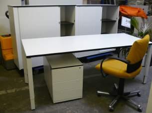 Schreibtische Schreibtisch Farbe: weiß mit schwarzen Umleimern Hersteller: steelcase Maße: (Breite x Tiefe x Höhe in cm) ca 200 x 805, höhenverstellbar Preis: 279,-