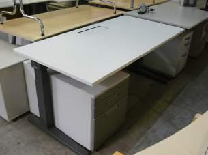 Schreibtisch Steelcase weiß 160x80 cm Diese Tische verfügen über einen Kabeldurchlass, sowie einen Kabelkanal.