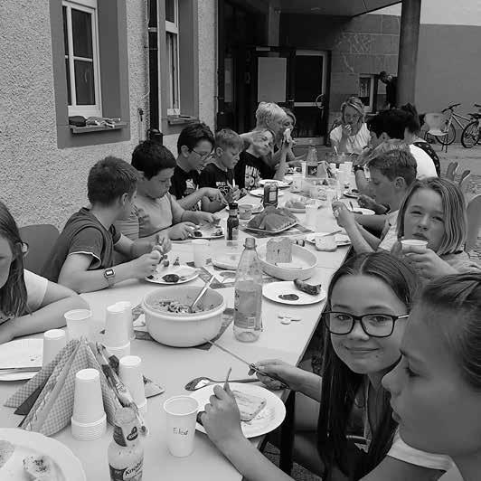 75 Hortkindern auch die jüngsten Besucher des Mehrgenerationenhauses. Bevor das Programm am Nachmittag startete, gab es für alle Teilnehmer reichlich Pizza zur Stärkung.