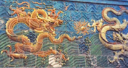 Male den Drachen bunt aus! In der chinesischen Mythologie gibt es zwei Sorten von Drachen: Die Wasserdrachen und die Feuerdrachen.
