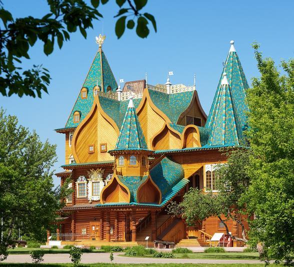 3. Tag: Der heutige Tag ist gleich zwei Zarenresidenzen gewidmet. Zarizino ist eine der beliebtesten Touristenattraktion Moskaus.