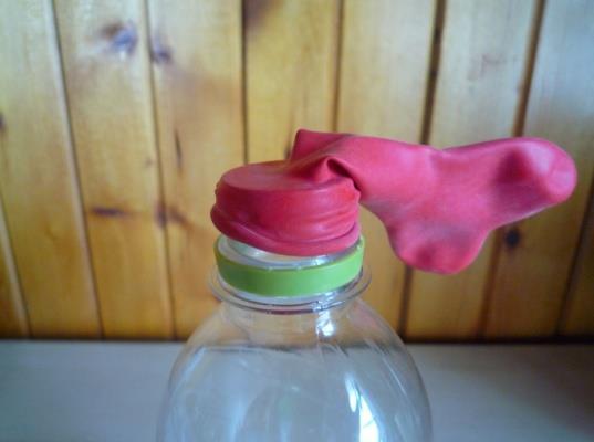 die Flasche. Füllt die Flasche bis zur Markierung mit Essig.