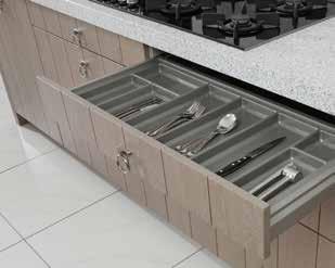 Storage space Due to the particularly flat construction of the FORNO cutlery insert, the small space between the ceramic glass hob and the oven can be used to the full.