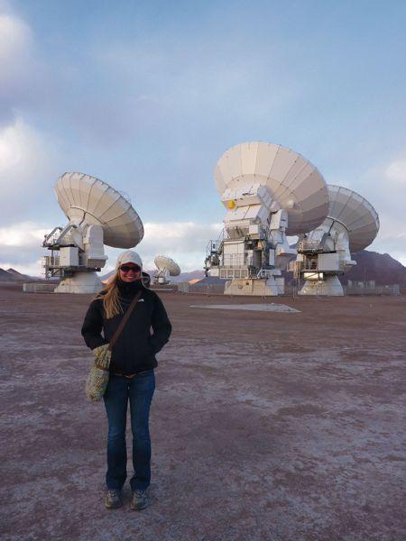 A bb. 2: Jacqueline Hodge vom Max-Planck-Institut für Astronom ie vor einigen der ALMA-Antennen während der Kom m issionierungsphase des Teleskopverbunds im Frühjahr 2011, an der Hodge beteiligt war.