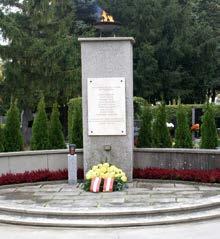 Gedenkstätte für die Gefallenen der beiden Weltkriege Im Anschluss an die russischen Gräber findet sich die Gedenkstätte für die Gefallenen der beiden Weltkriege.