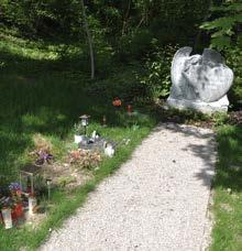 Kultur von ihrer stillsten Seite. 15 Der Urnen-Friedhof Rund um das Schüler-Mausoleum ist ein eigener Urnen-Friedhof entstanden.