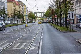 Ich fahre weiter wie bisher Ich werde hupen, damit die Fußgänger stehen bleiben und meinen Vorrang respektieren Ich werde die Fußgänger beim Überqueren der Fahrbahn nicht behindern Ich fahre durch