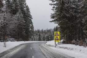 Weil ich durch eine Nebenfahrbahn nicht durchfahren darf Weil die Nebenfahrbahn nur für Ladetätigkeiten benützt werden darf Weil das Zufahren zum Halten und Parken in Nebenfahrbahnen verboten ist