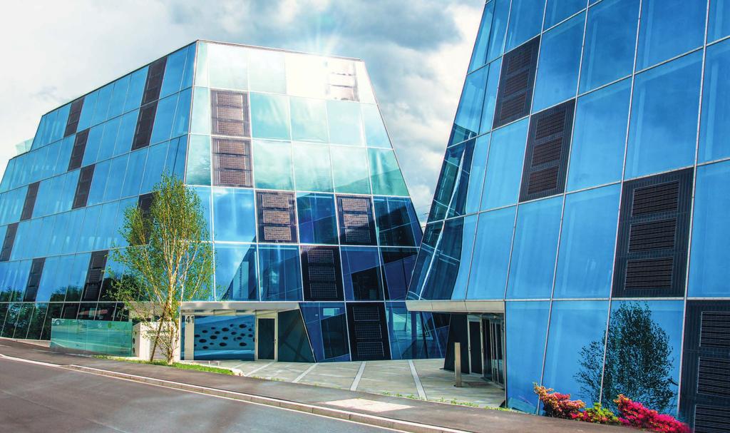 Ganzjährig energieeffiziente Fassade dank innen liegendem Sonnen- und Blendschutz Sunreflex hat zwei pyramidenförmige Bürogebäude in Wollerau mit einem innen liegenden Sonnenschutzsystem ausgestattet.