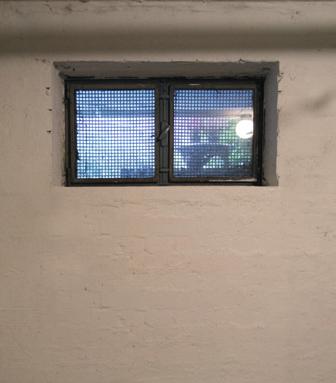 Weg mit den alten zugigen und rostigen Mäusegitter-Fenstern RENOVIERUNG IM UNTERGESCHOSS Erhöhung der Wohnqualität durch moderne, helle PVC-Fenster Mäusegitter-Fenster tauschen gegen Wohlfühlfenster