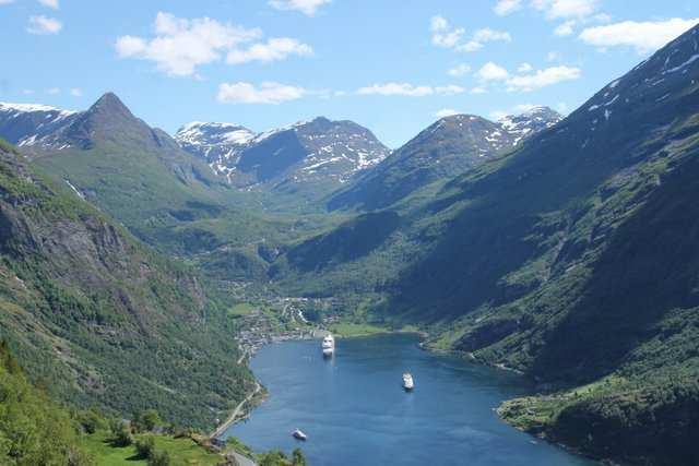 Dann ging es weiter in den ca. 100 km langen Geiranger Fjord. Die Eindrücke in diesen engen Kanal mit den vielen, einsam stehenden Häusern und den vielen Wasserfällen waren überwältigend.