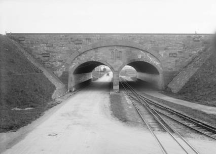 Altbauwerk Baujahr 1912/13 Gewölbekonstruktion aus Eisenbeton geböschter Kanaltrog Wassertiefe 3,00 m Veranlassung zum Neubau - Höhere