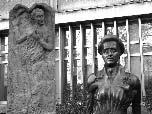 Bronzeplastik von Rolf Biebl und Keramikreliefs von Ingeborg Hunzinger vor dem Eingang des Hauses Franz-Mehring-Platz 1 im