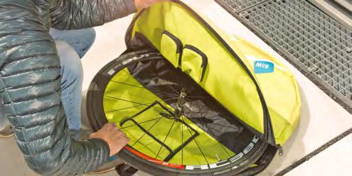 3 kleinen Innentaschen padded wheel bag made of highly tear proof nylon fabric available as single and double (incl.