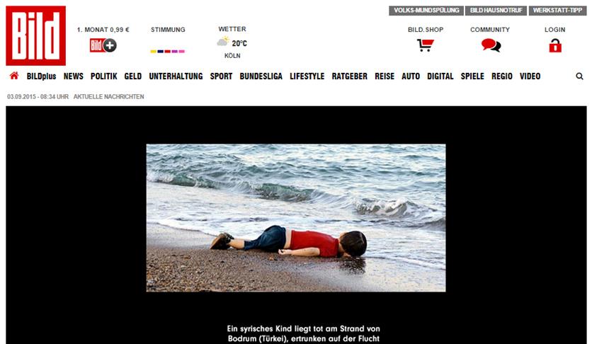 4 dem 2. 9. 2015 wurden die gestellten Bilder von Aylan Kurdi 13 (s.o.) weltweit publiziert. 14 4. 9. 2015: Unter dem nachfolgenden Bild steht im CIA-Presseorgan: Flüchtlinge klammern sich aus Protest an den Schienen fest.