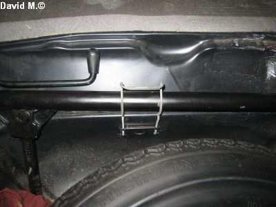 Ladekante ohne Verkleidung 55) Blechwand im Kofferraum am Tank