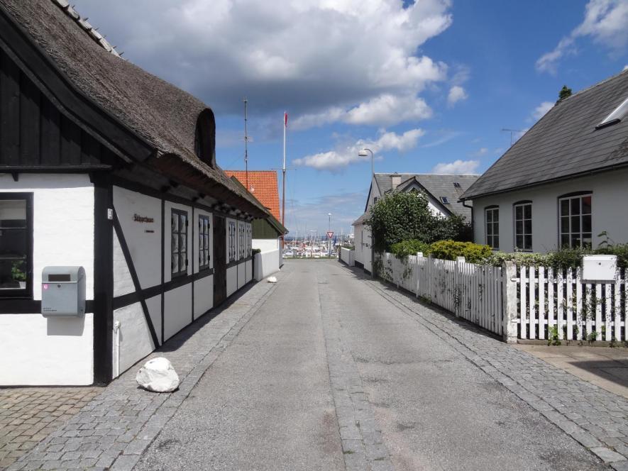 Oder: 4 c. An der Nordküste von Seeland Gilleleje ist ein malerisches Fischerdorf an der Nordküste der dänischen Insel Seeland.