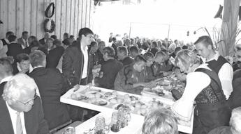 8 9 Mittagstisch im Gasthaus Biermeier Domkapitular Josef Ammer sprach das Mittagsgebet und die Gäste ließen sich Schweinebraten mit Knödel und Kraut vorzüglich schmecken.