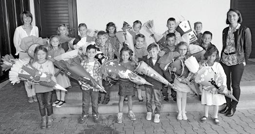 10 11 Aus der Gemeinde Aus der Gemeinde + + + Gemeindeticker + + + kurz und bündig Von Bürgermeister Georg Wagner Schulstart mit 17 ABC-Schützen Neun Mädchen und acht Jungen hatten ihren ersten