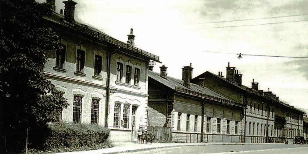 Umbau Bahnhof Attnang-Puchheim 5 Das Bahnhofsgebäude im Jahr 1935 1921 1924 begann die Elektrifizierung der noch heute bedeutenden Strecke Attnang Stainach Irdning.