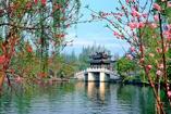 Mit seinen zahlreichen Bauwerken, Tempeln, Palästen, Klöstern, Brücken, Toren, Höhlen und Einsiedeleien ist Wudangshan ein berühmter heiliger Platz der daoistischen Religion und Anziehungspunkt für