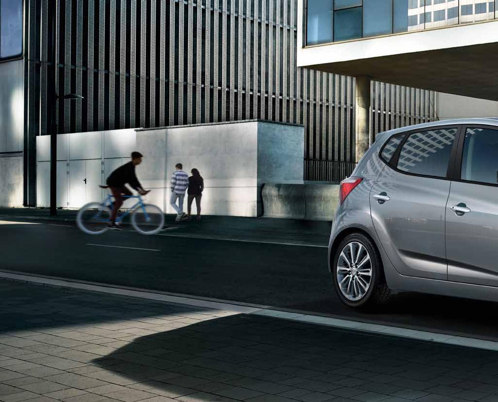 Kompakte Größe hat ein neues Gesicht. Das attraktive Profil des Hyundai ix20 harmoniert mit dem Hexagonalgrill und den eleganten Projektionsscheinwerfern.