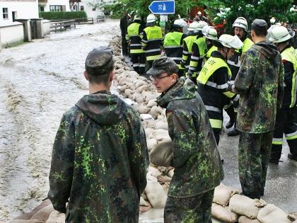 zivilen Bürgern; - die Hilfeleistungen für die Zivilbevölkerung bei Notlagen und Katastrophen im In- und Ausland. Das sind unverwechselbare Merkmale der Bundeswehr.