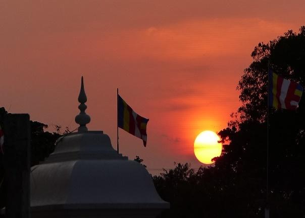 In diesem dschungelartigen Berggebiet liegen verstreut eine Reihe von Heiligtümern, Stupas und Höhlen, in die sich früher Mönche zur Meditation abseits der Königsstadt Anuradhapura zurückgezogen