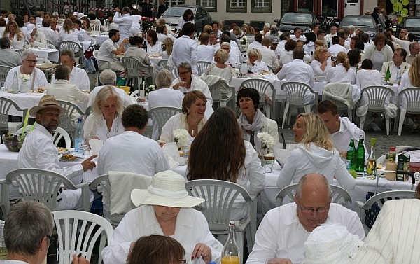 6 Tauffest am 19. Juni Am 19. Juni werden wir auf der Wiese am Ardeyhaus ein großes Tauffest feiern.