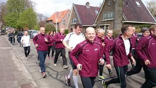 13 Der Putten-Ladelund loop 2015 Im Frühjahr 2015 machen sich mehr als 70 Menschen aus Putten auf den Weg zu einem außergewöhnlichen Staffellauf.