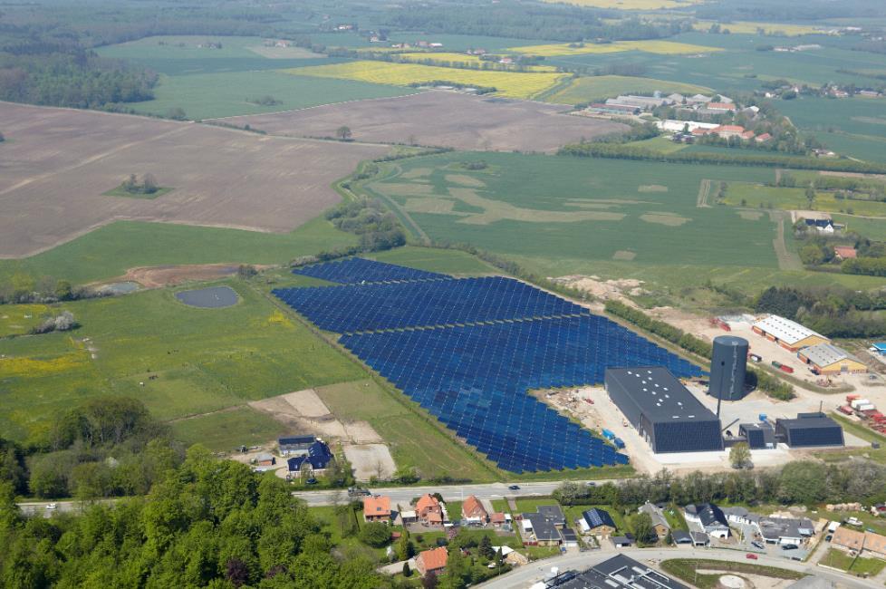 786 MWh Berechneter Solarer Deckungsgrad: 29 % Erreichter Solarwärmeertrag 2014: 10.000 MWh Erreichter solarer Deckungsgrad 2014: 28 % Nutzungsdauer Solaranlage: mind.