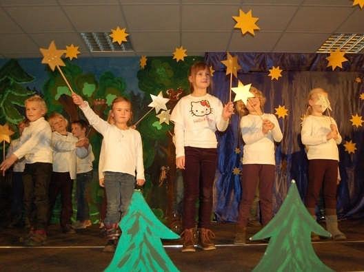 Jeder kann ein Stern sein Kinder der Honigmoor-Schule in Epe bringen weihnachtliches Theaterstück auf die Bühne Epe.