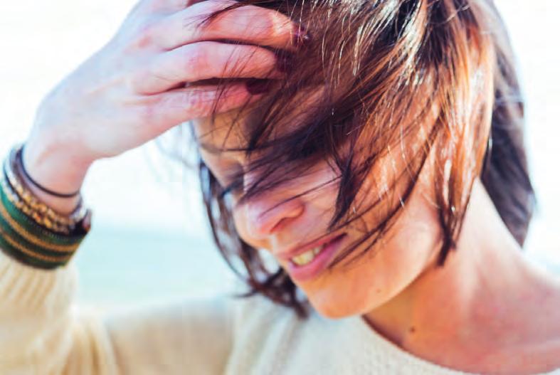 Und auch für die Haare kann der Hormonmangel schädlich sein.