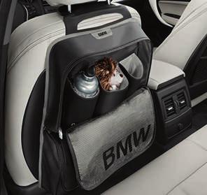 Die Lehnentasche lässt sich schon vor der Fahrt mit kleinen Gegenständen befüllen und ist im Handumdrehen an der Rückseite des Fahrer- oder Beifahrersitzes angebracht.