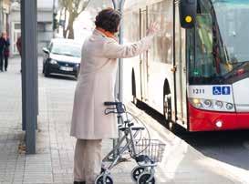Richtiges Verhalten an der Haltestelle Fahrtwunsch anzeigen Wenn sich Bus oder Bahn nähern, machen Sie auf sich aufmerksam, damit das Fahrpersonal weiß, dass Sie mitfahren möchten.