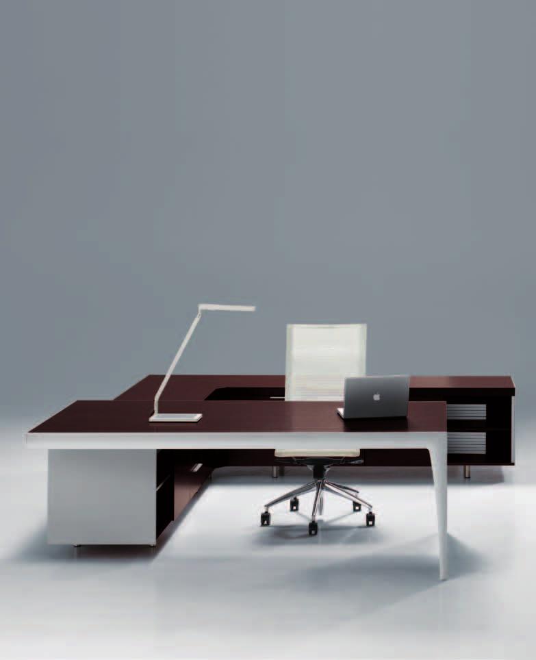 Strutture in color Palissandro rosewood e profili in alluminio caratterizzano i differenti livelli compositivi e funzionali delle scrivanie e dei tavoli riunione.