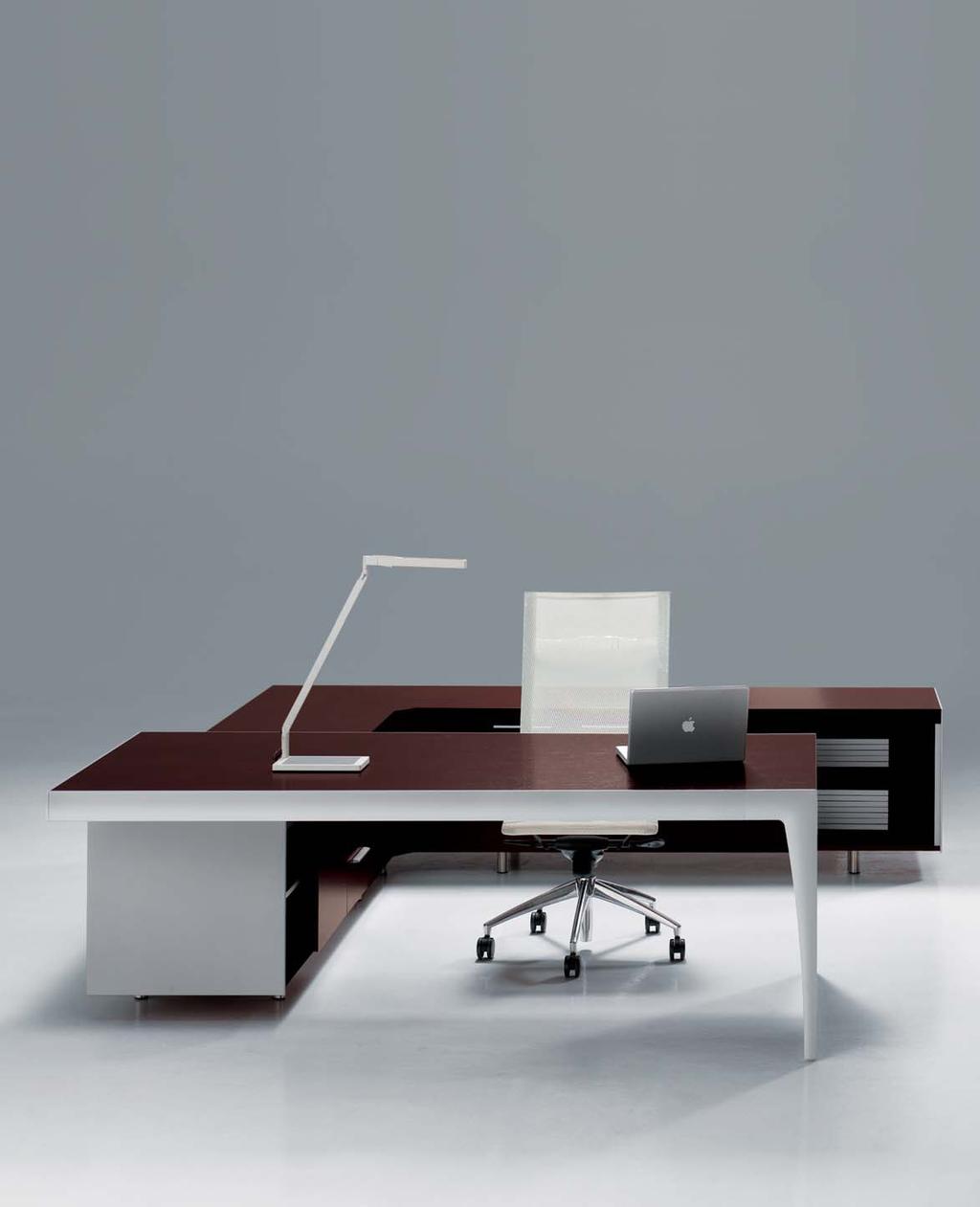 S trutture in color Palissandro rosewood e profili in alluminio caratterizzano i differenti livelli compositivi e funzionali delle scrivanie e dei tavoli riunione.