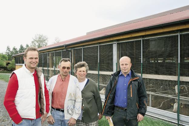 Leistung weiter steigern Sind optimistisch in Sachen Milch: Familie Pöhlmann und Berater Uwe Lucas (rechts) vom Landwirtschaftsamt Hof.