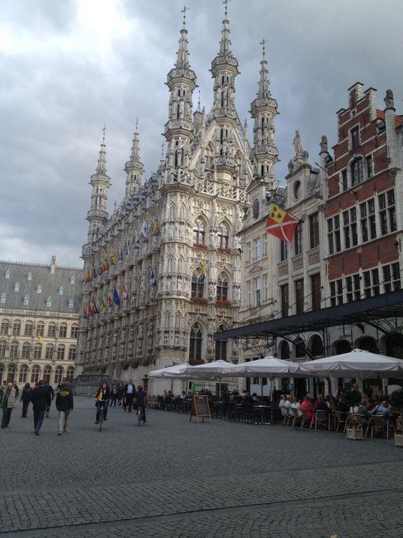 Zudem hat Leuven eine interessante Innenstadt mit vielen Kneipen und Bars, wo für