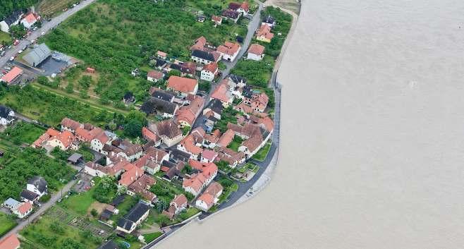 Einige Hochwässer der letzten Jahre haben eindrucksvoll gezeigt, wie sinnvoll Investitionen in den Hochwasserschutz sind, etwa am Beispiel Ybbs an der Donau: Während das Hochwasser 2002 noch Schäden