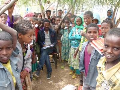 In Weliso (Oromia) wurden Finanzbeiträge an drei bisher schon unterstützte Schulen gewährt, zur Fortsetzung der Fruchtbaum- und Waldbaum-Setzlingsproduktion durch Mütter der Schülerinnen und Schüler.