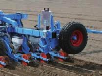 Sein kurzer Anbau und sein geringes Gewicht erlauben den Anbau an leichten Traktoren.